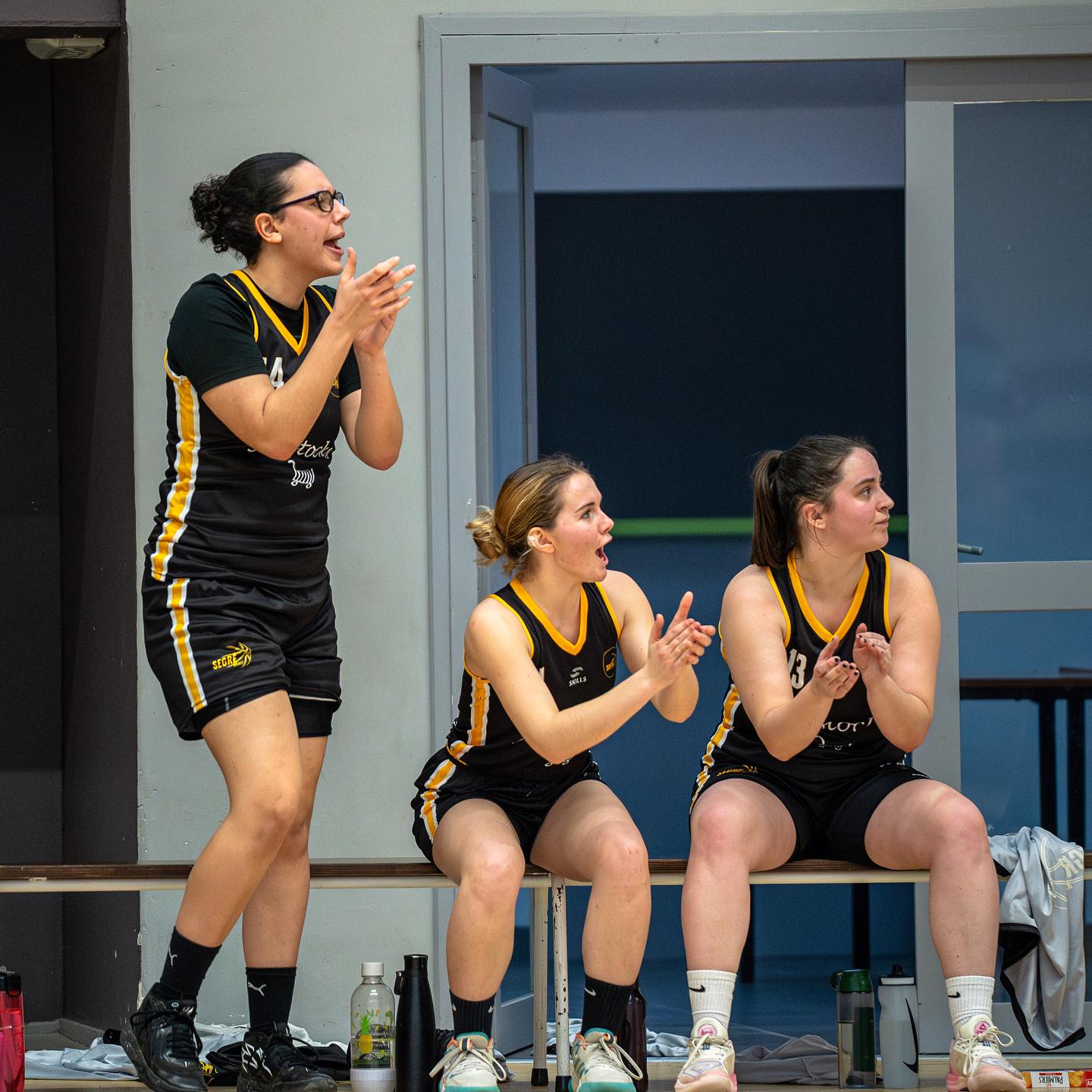 Joueuses sur le banc